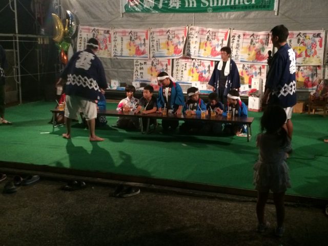 子供たちの早飲み大会