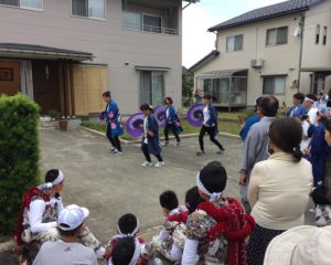 住宅前で傘の舞