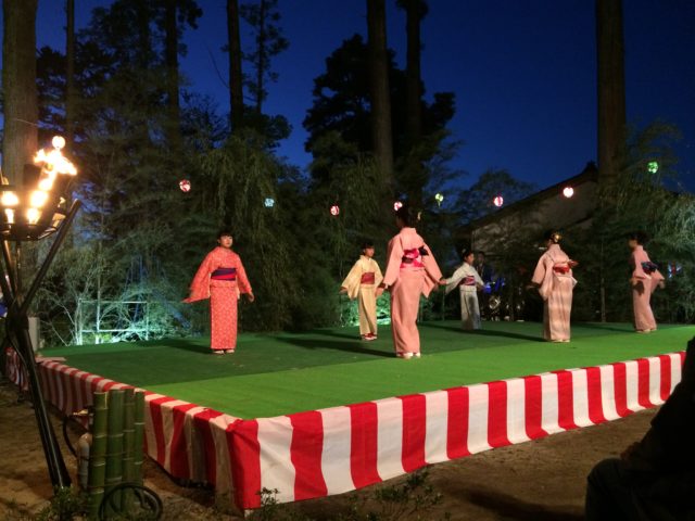 女子小学生による女踊り