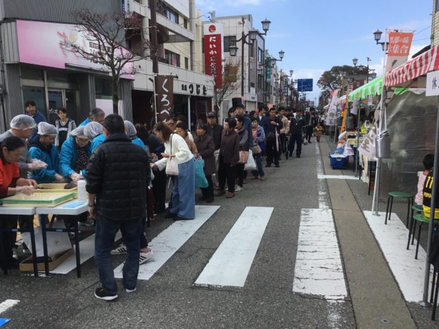 つきたて餅のふるまい