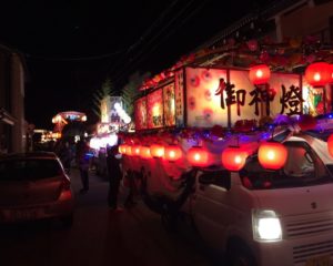 各町内の山車が並んで神社へ向かう