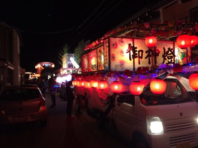 各町内の山車が並んで神社へ向かう