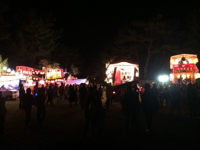 境内に各山車が集まります