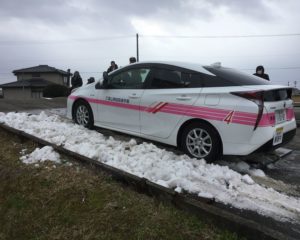 雪上坂道でタイヤ空転を体験