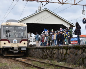 宇奈月温泉行車両を見送り