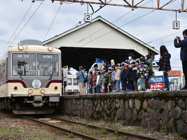 宇奈月温泉行車両を見送り