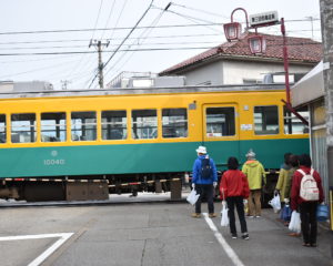 踏切前で電車通過待ち(東三日市駅前)