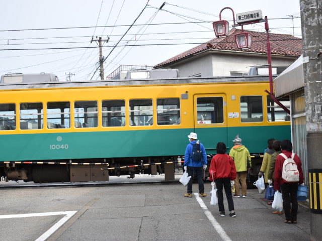 踏切前で電車通過待ち(東三日市駅前)