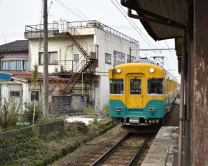 植万や小桜精肉店が近い東三日市駅