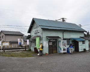 居酒屋かみ平や地産の黒部が近い舌山駅