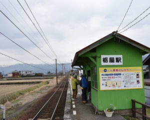 かわいい緑色の栃屋駅舎