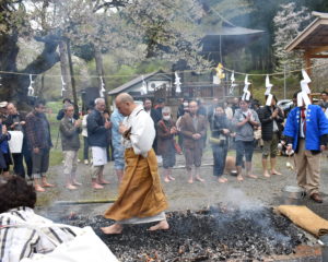 住職から火渡り法要