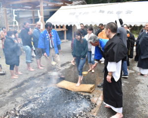 参列者も火渡り法要