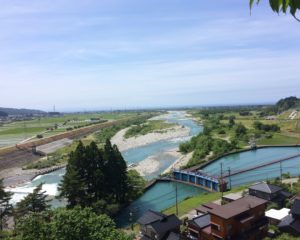 扇頂から黒部川と扇状地を眺める