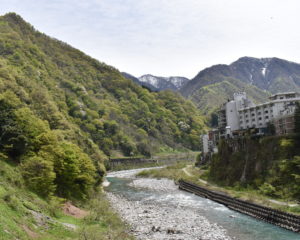 黒部川と山と温泉街