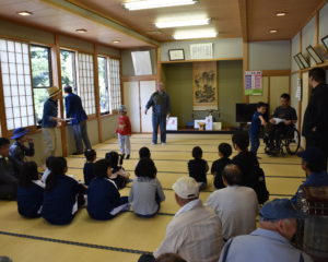 愛本地区の小学生が集まります