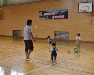 隣接の体育館でボール遊び