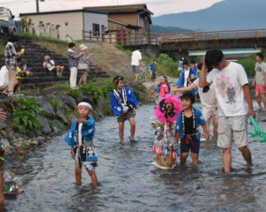 続々と川に入り流します