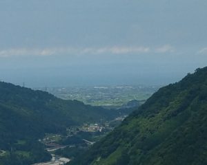 まっすぐ前を見ると雲が…