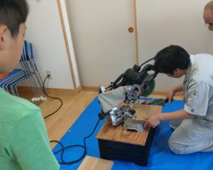 大きな工具に大人も子供も興味津々