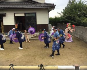 見物してた方も難なく踊り始めます