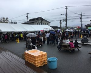 紅ズワイガニや鉄砲汁を求めて行列