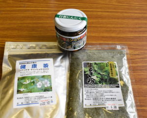 特産品の行者ニンニクやよもぎ、健康茶