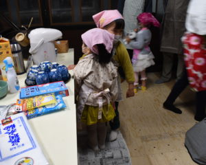 お寿司に乗って押すよ