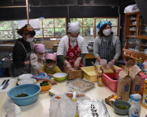 大豆を煮ている間は押し寿司作り