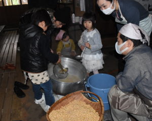 豆を煮汁から出して冷ますよ！