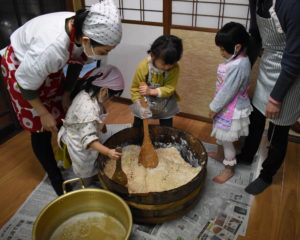 子ども達も一生懸命混ぜます