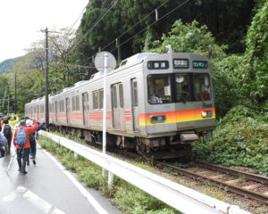 地鉄列車に手を振ります