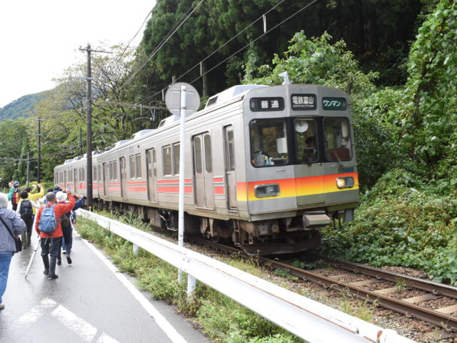 地鉄列車に手を振ります