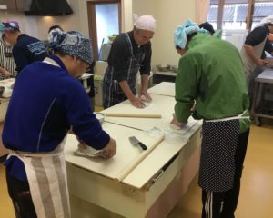 延べ棒で伸ばしたり麺を切ったり