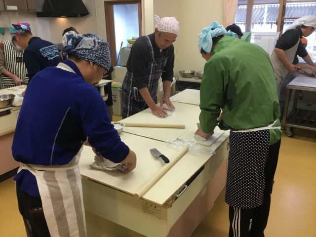 延べ棒で伸ばしたり麺を切ったり