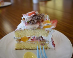 子どもがデコレーションしたケーキ