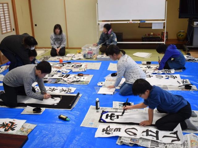 大人気の書初め教室