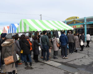 大行列のつきたて餅の振舞い