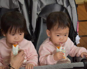 険しい顔にて食事中