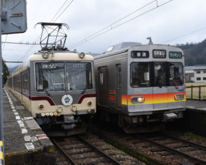 レトロな列車2車両と出会える舌山駅