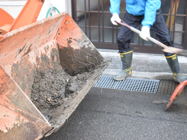 土砂をスコップで集めます