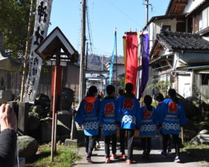 宮司さんに続く子ども達