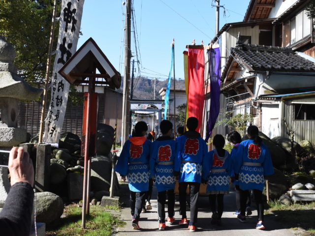 宮司さんに続く子ども達