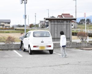 車を挟んで対峙