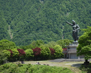 平和の像と広場