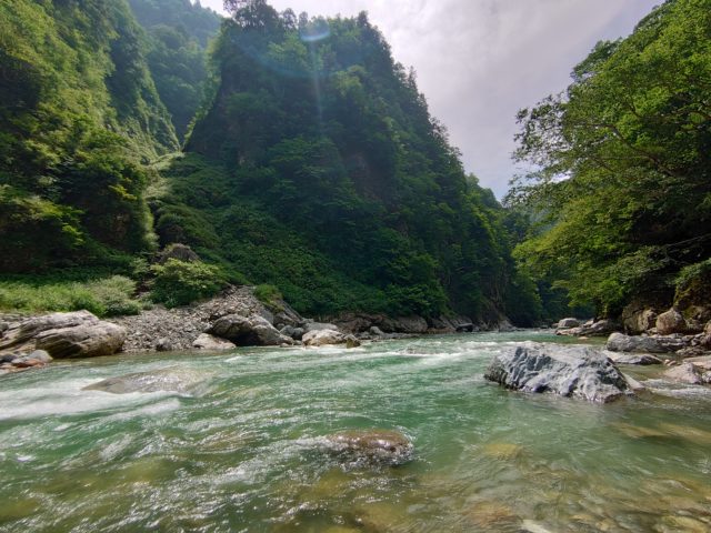 手前には温泉も…