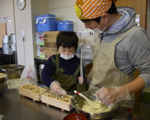 型に材料をセット