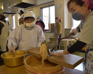 豆ひき機をぐるぐる