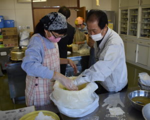 空気が抜けるように樽詰め