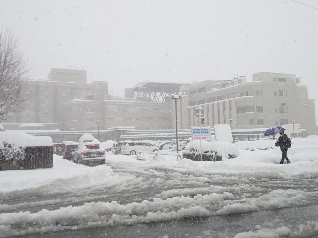 雪の中の市民病院